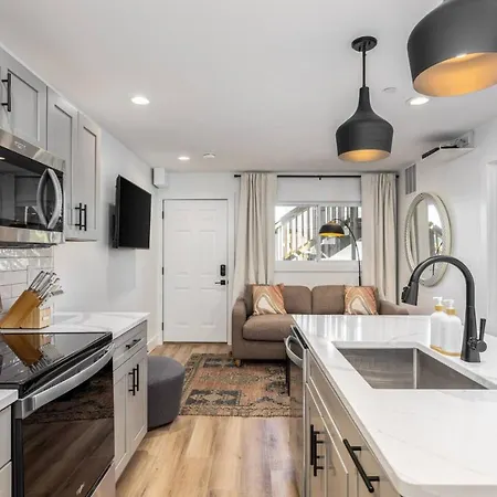 Bright Condo With 3 Beds 2 Bedrooms Walk To Grocery